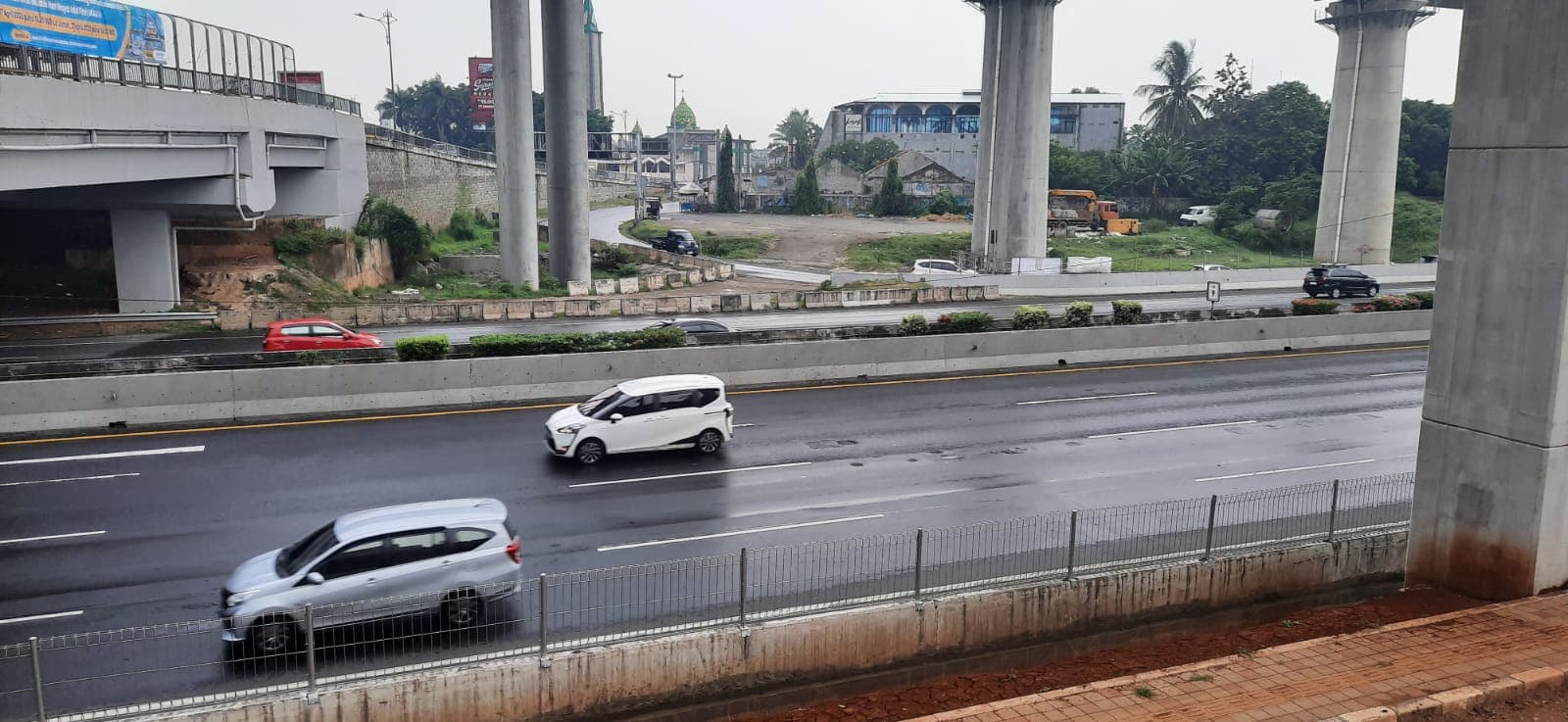 Mengemudi Mobil di Musim Hujan.jpeg