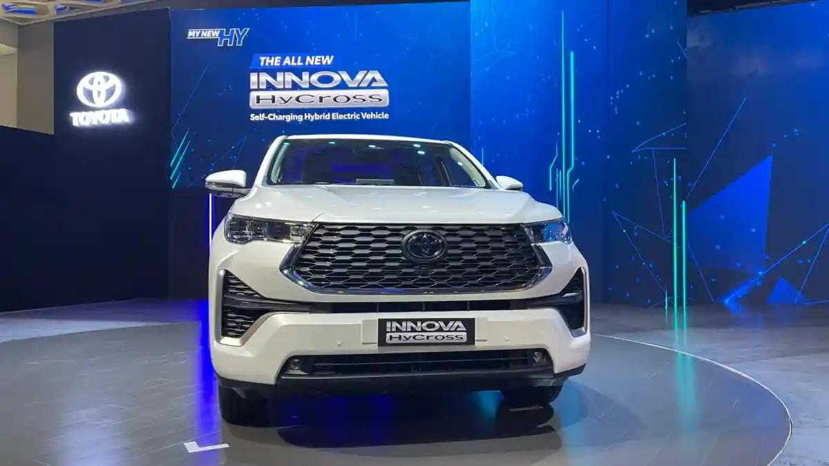 ToyotaInnovaHycross05.webp