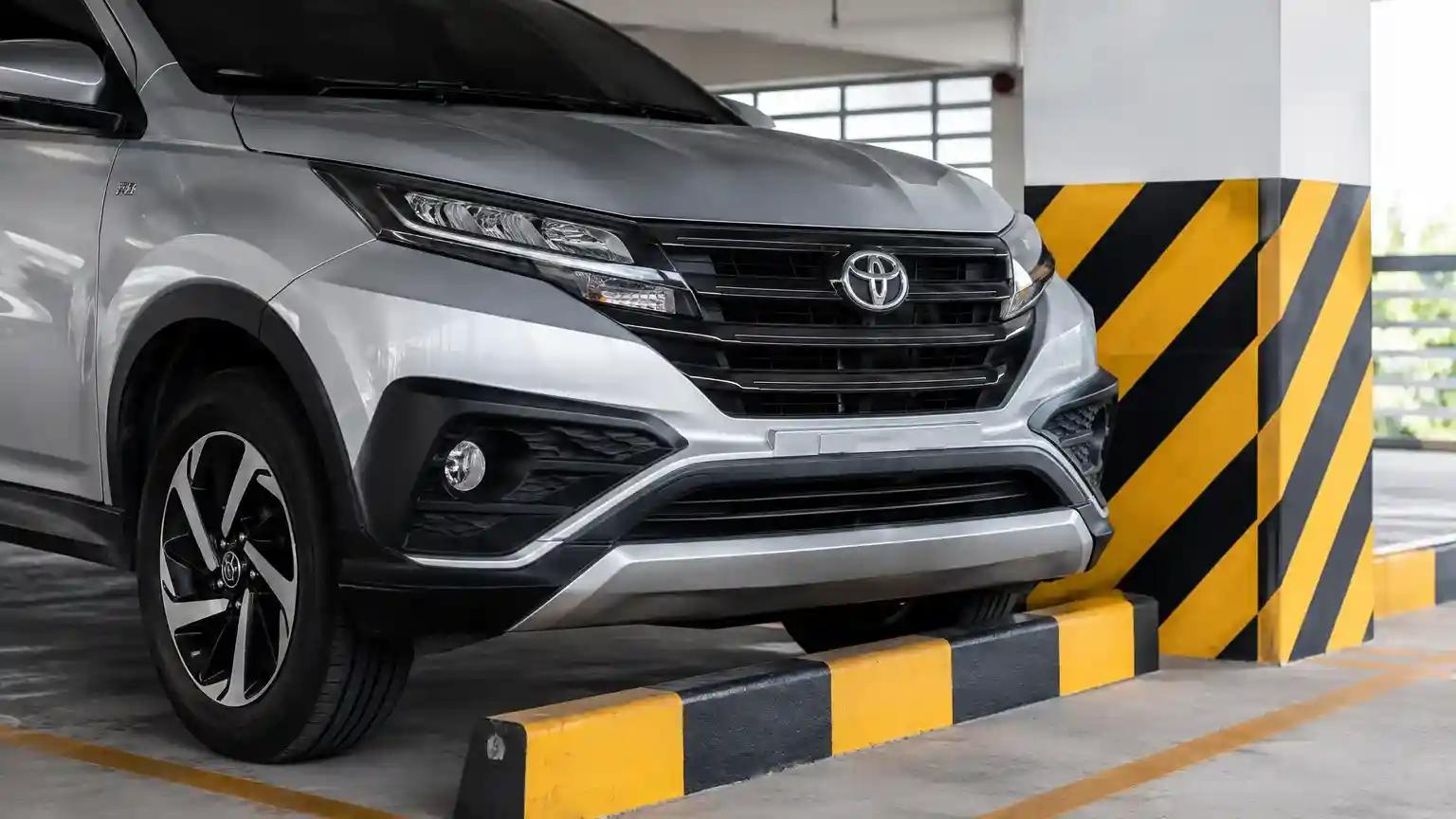 Cara menjaga jarak ban mobil dari pembatas saat parkir