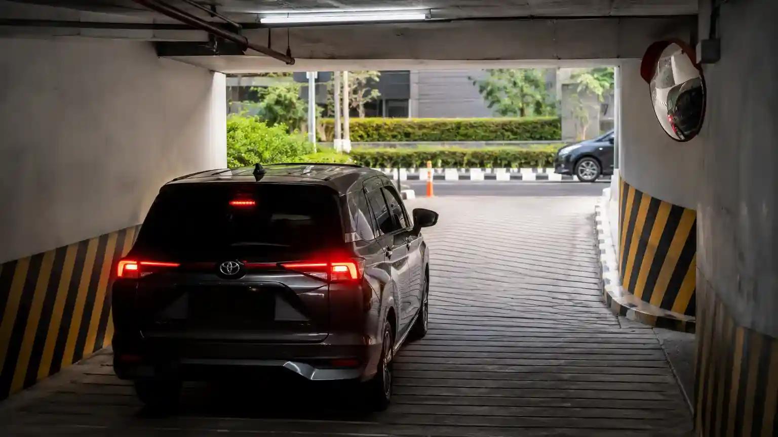 Pengemudi memeriksa blind spot saat keluar dari area basement parkir