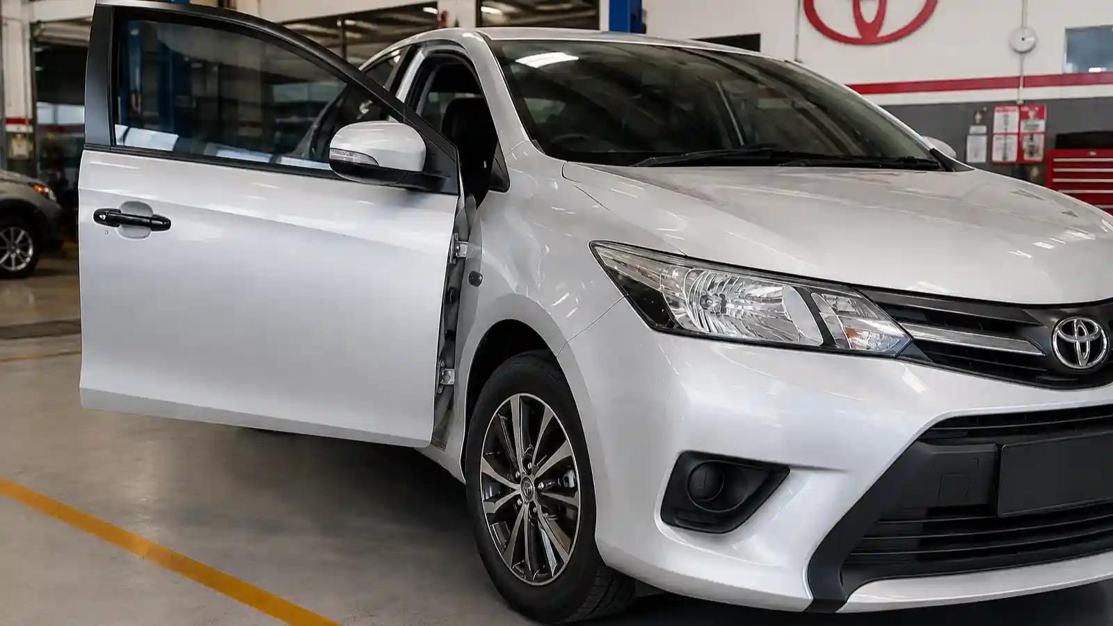 Engsel pintu mobil berdecit dan tanda perlu diperiksa di bengkel