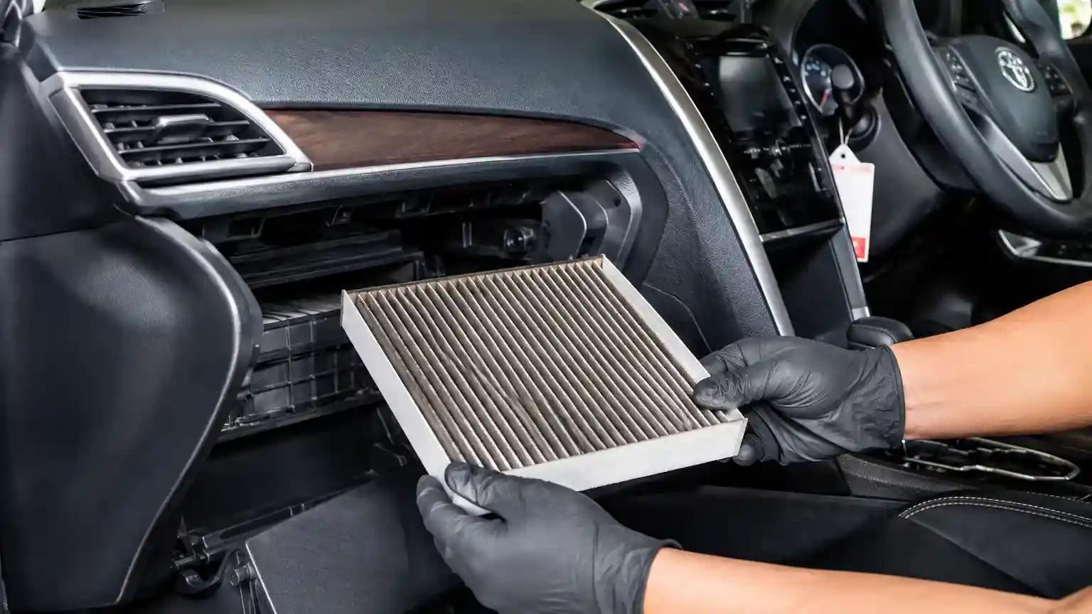 Cara membersihkan filter AC mobil melalui glove box tanpa bongkar dashboard