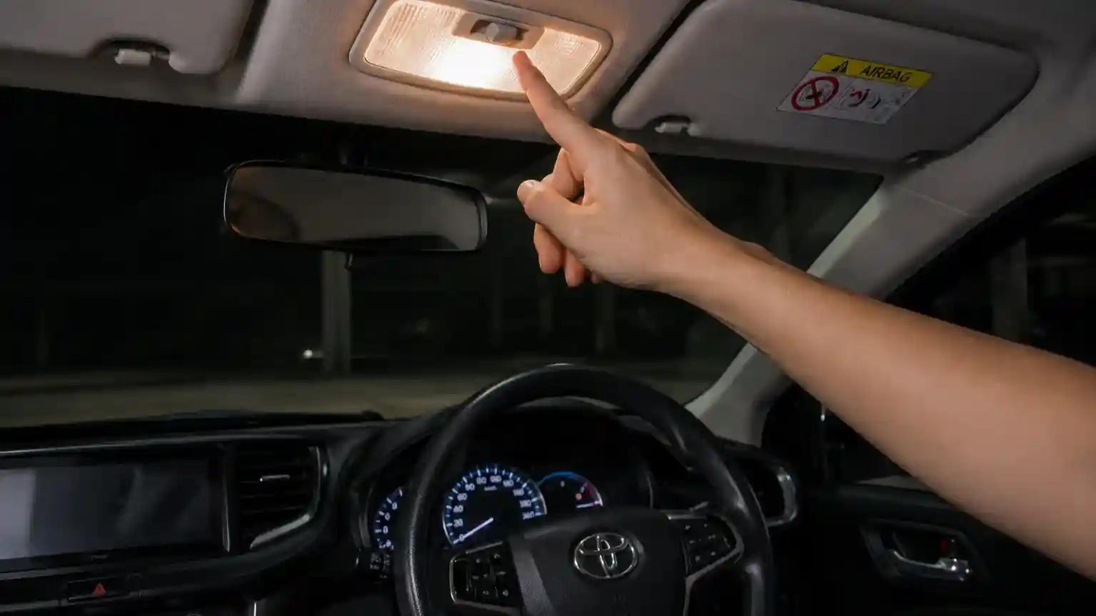 Lampu kabin mobil tetap menyala setelah pintu ditutup