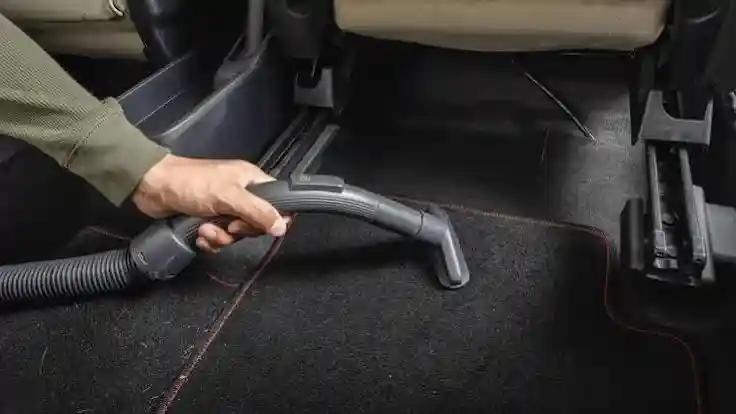 Cara membersihkan karpet mobil agar bebas bau