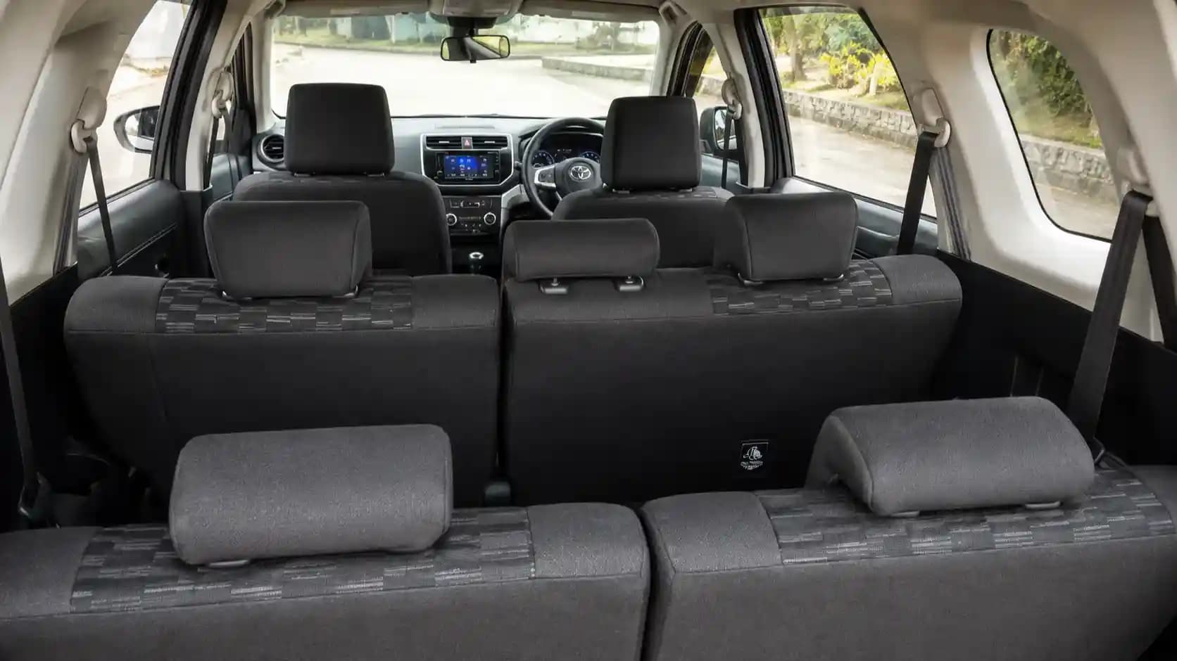 Cara membersihkan dan merawat jok baris ketiga mobil