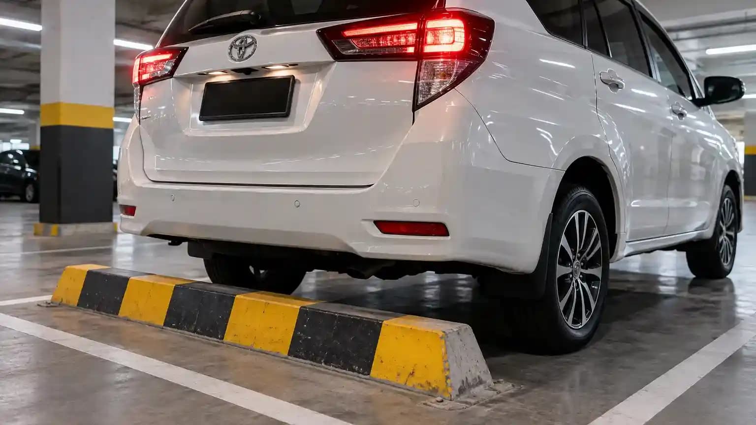 Cara parkir aman saat menghadapi wheel stopper tinggi
