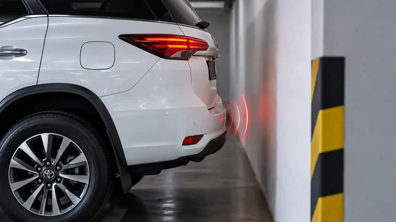 Cara memperkirakan jarak bumper belakang dengan dinding saat parkir