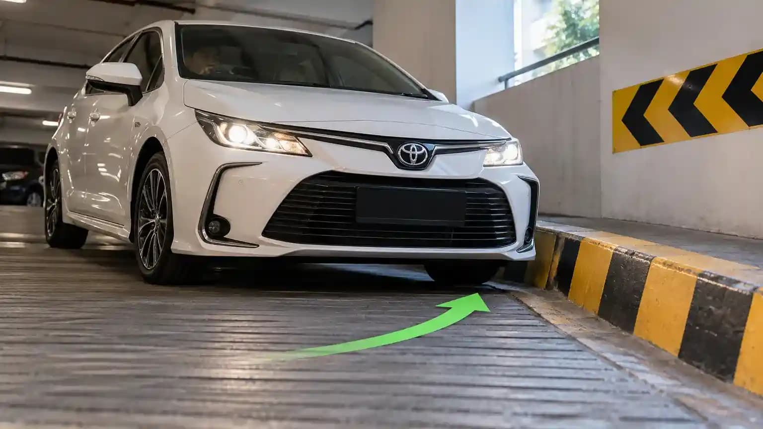 Cara melewati ramp parkiran agar bumper mobil tidak mentok