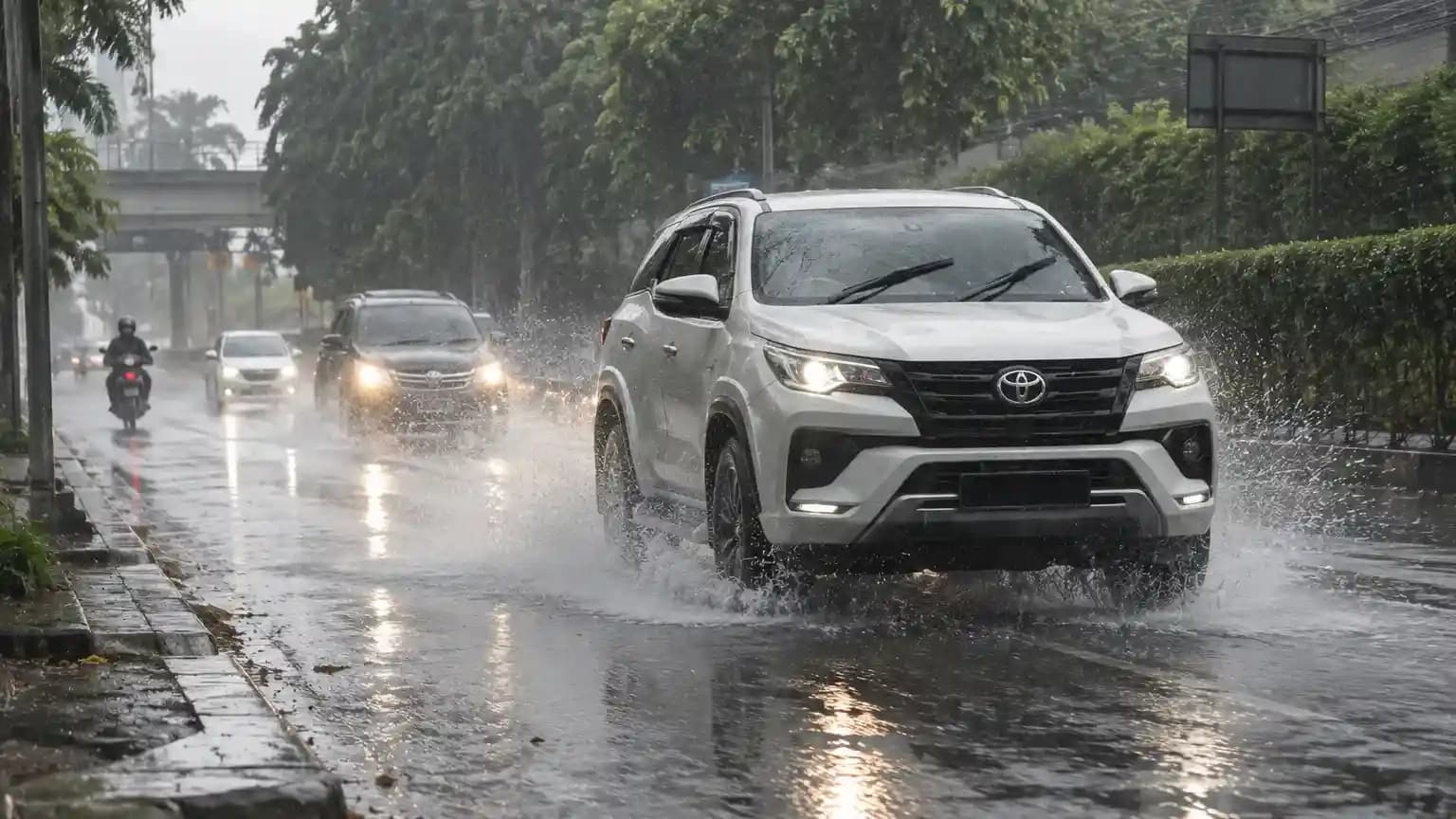 Cara mengurangi risiko aquaplaning saat mobil melewati genangan hujan