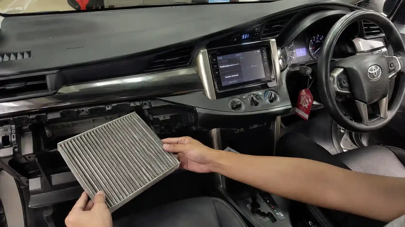 Filter kabin mobil kotor dan perlu diganti