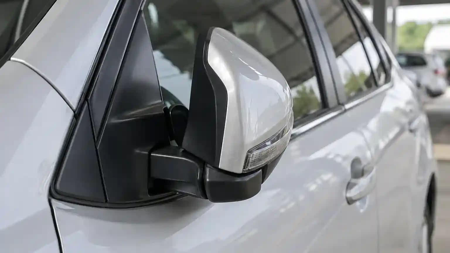 Spion elektrik mobil tersendat saat dilipat